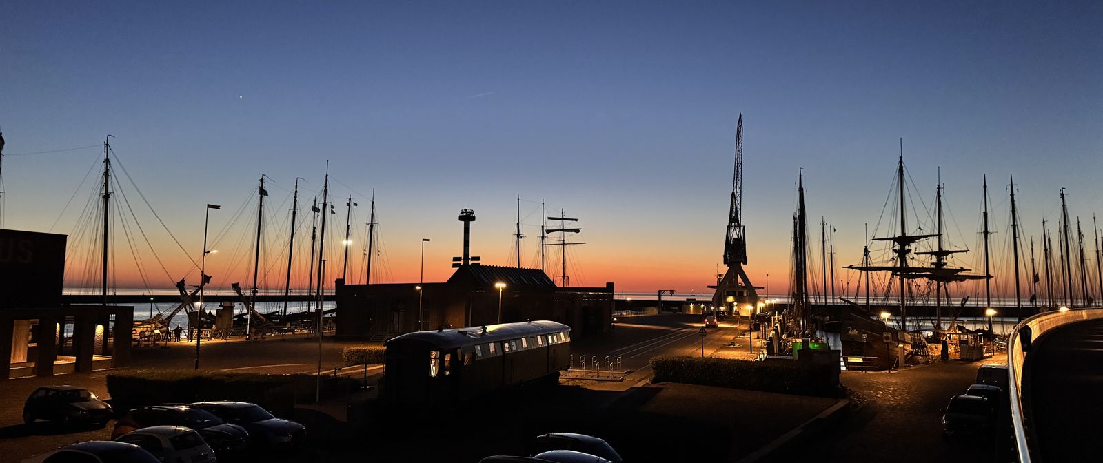 De haven van Harlingen bij schemering