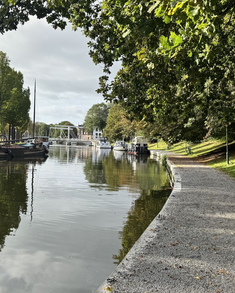 Wandelpad langs het water met een oude tjalk